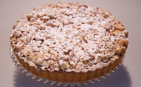 Platte hazelnootspijstaart