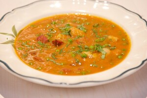 Gepofte paprikasoep met krokante chorizo