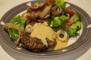 Krokante uienringen met kaasburgers