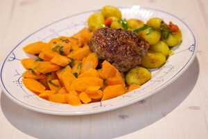Gestoofde bospeen met platte gehaktballen