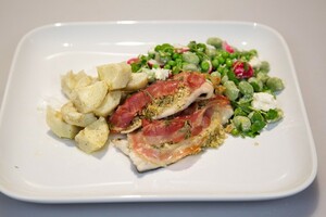 Forelfilet met amandelkruim, gemarineerde artisjokharten en groene salade