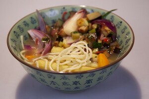 Pittige vegetarische ramen in 15 minuten