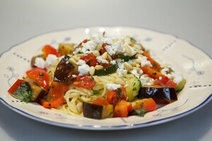 Spaghetti met geitenkaas en groene kruiden