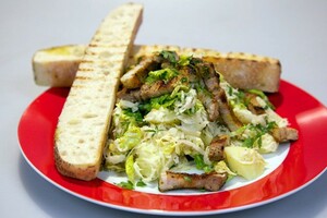 Zuurkoolsalade met gegrild spek en mosterd-crème fraîche