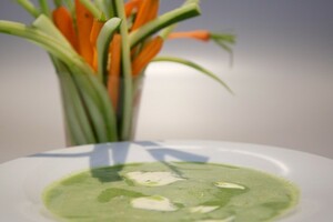 Groene soep van rucola en spinazie met crudités
