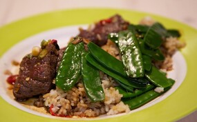 Oosterse gegrilde biefstuk met gebakken rijst