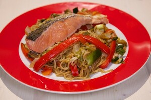 Oosterse zalm met noedels en gewokte groente