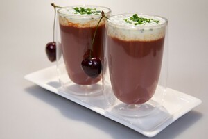 Cappuccino van bietjes met bieslook-crème fraîche