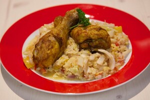 Chinese kool-pilav met kerrie-kipdrumsticks