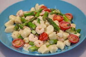 Gnocchi con asparagi verdi e gamberi (Gnocchi met groene asperges en garnalen)
