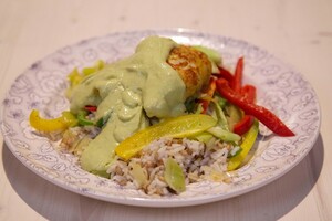 Kerrie-kabeljauw met avocadosaus