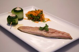 Verse makreel van de plaat en cannelloni van gerookte makreel