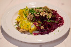 Aardappel-pompoenpuree met geitenkaas en rode kool