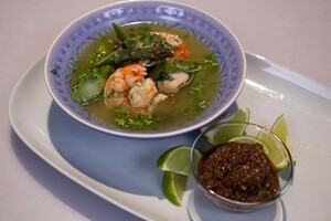 Tom yam kung met groene asperges uit Thailand