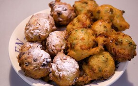 Traditionele oliebollen en zalmholiebollen (hartige oliebollen)