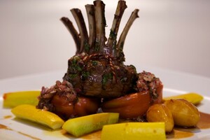 Lamskroon met pommes fondant en oventomaten