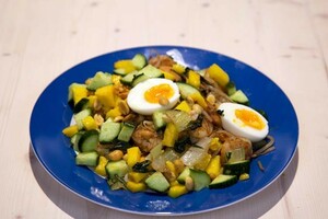 Paksoi uit de wok met mangosalade