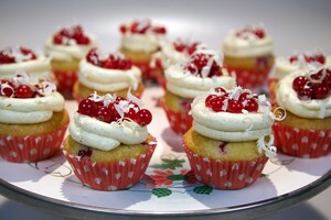 Rode bessencupcakes met witte chocolade