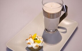 Masala chai latte en Indian chai cake