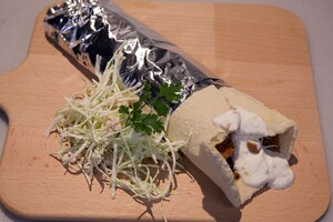 Lahmacun met gekonfijte citroenyoghurt en koolsalade