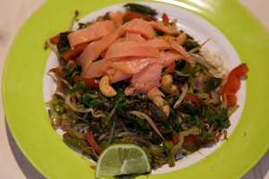 Little gem uit de wok met gerookte zalm