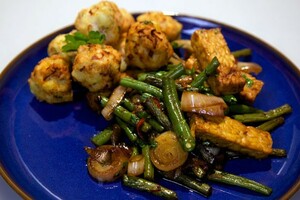 Sambal goreng tempeh met frikadel ajam