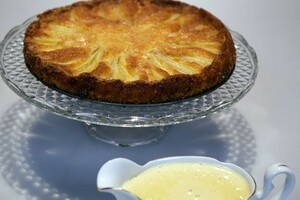 Peren-vanilletaart met tonkabonensaus