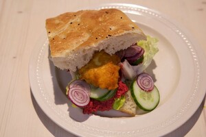Viskoekjes sandwich met rode bietenhummus