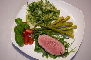 Pasta con pesto di rucola e arrosto di vitello (pasta met rucolapesto en gegrild kalfsvlees)