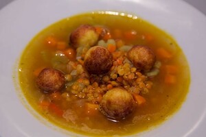 Rode linzensoep met gevulde mini soesjes