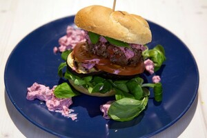 Chorizo-hamburgers met bietensalsa