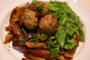 Pasta in zoete uien-tomatensaus