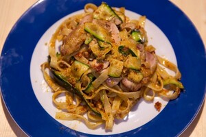Tagliatelle met kippendijen, rode pesto en courgette
