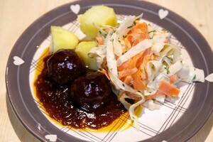 Balletjes uit de oven met peterseliewortelsalade