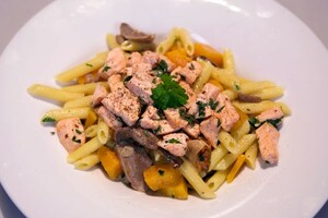 Penne con zucca, salmone e funghi (Penne met pompoen, zalm en paddenstoelen)