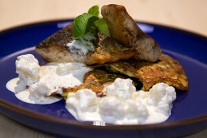 Gebakken harderfilet met bloemkoolmayonaise en gefrituurde courgettekoekjes