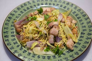 Zelfgemaakte kimchi en buikspek uit de wok (gefermenteerde kool en buikspek)