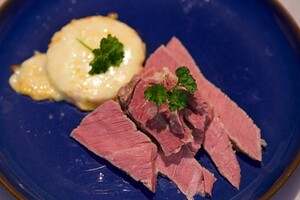 Zelfgemaakte cornedbeef met taartje van pompoen en maïscrème