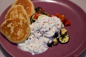 Afghaanse yoghurt met mediterrane groente en batbots (panbrood)