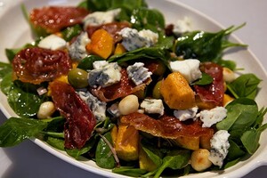 Pittige salade van gebakken pompoen en roquefort