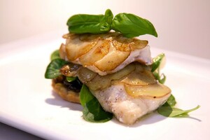 Auberginetaartje met gebakken roodbaars