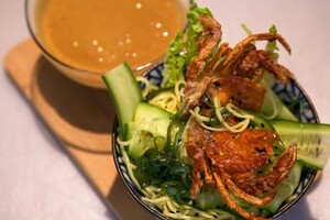 Noedelsalade met soft shell krab en furikake