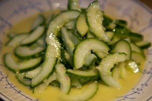 Salade en dressing van komkommer