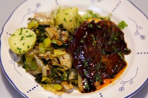 Gestoofde prei met hoisin-speklappen
