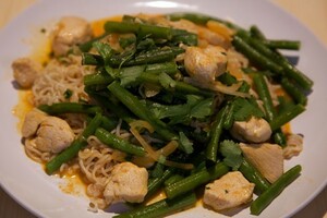 Kipcurry met sperziebonen