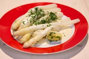 Asperges met Parmezaanse kaassaus