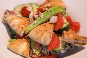 Gerookte makreelsalade met pitabrood