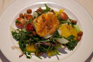 Salade met gebakken geitenkaas en sinaasappel