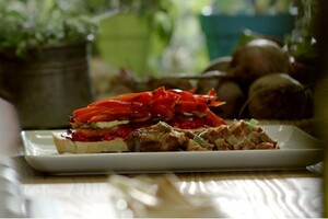 Geroosterd lamszadel met salie en toast met bietenpuree en gegrilde groente