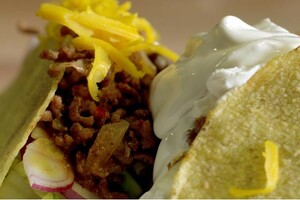 Mexicaanse taco’s en tortilla’s met Gruyère en basilicum
